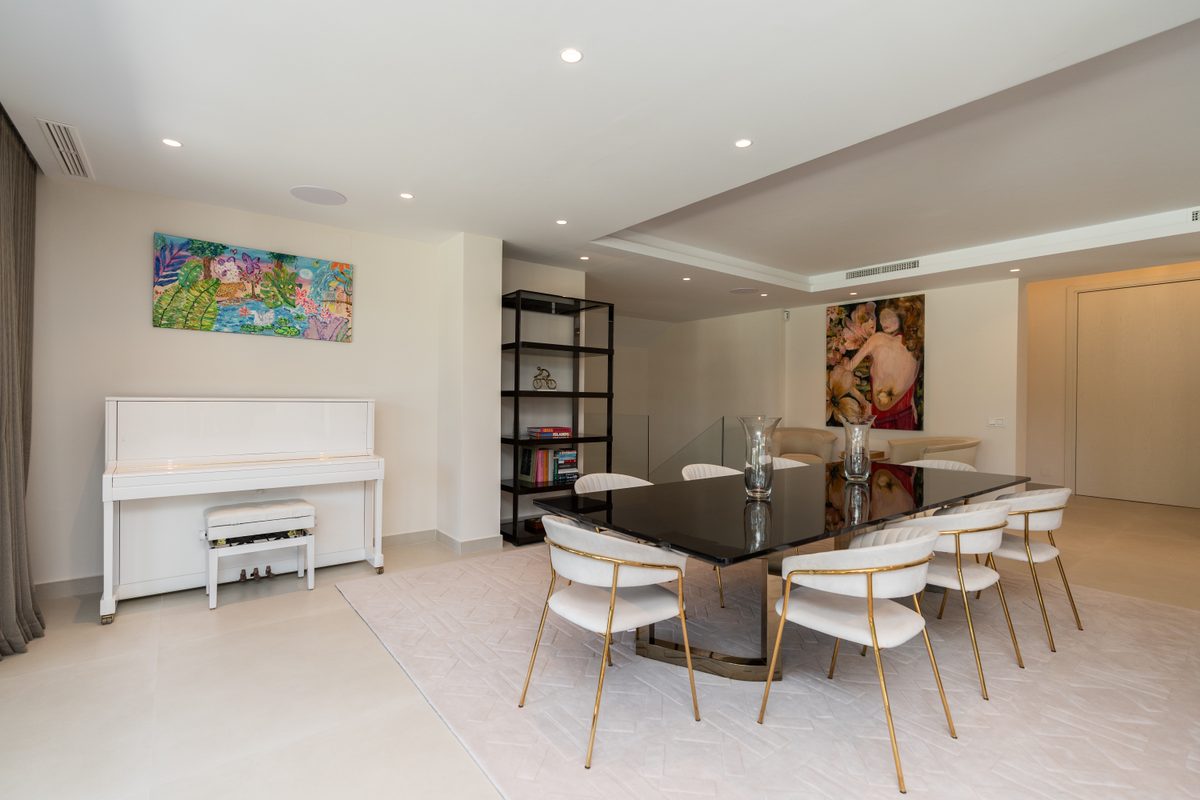 Dining room with piano