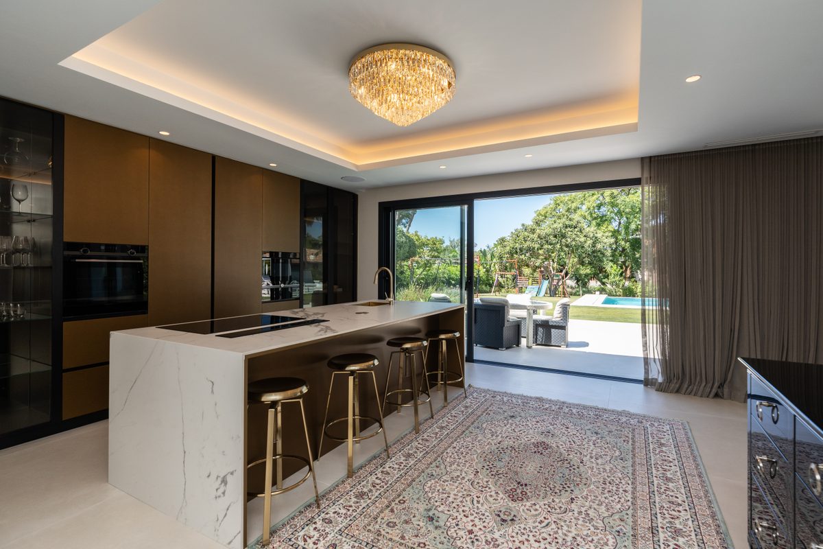 Kitchen with direct access outside
