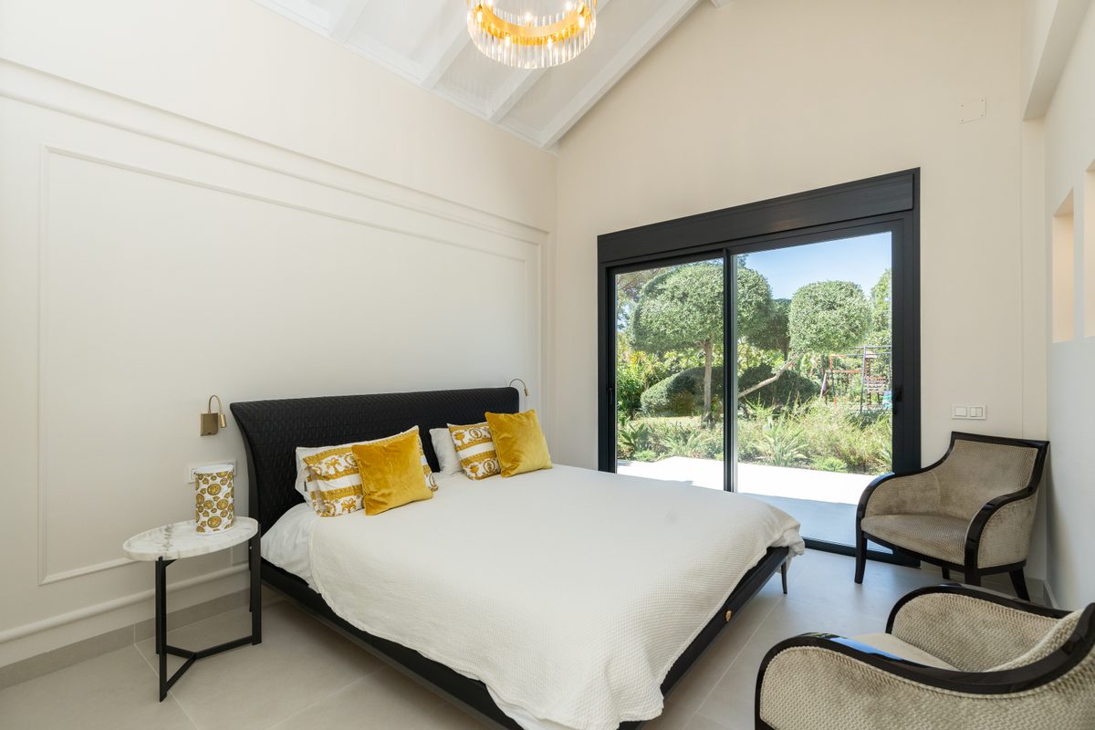 Double bedroom with garden view