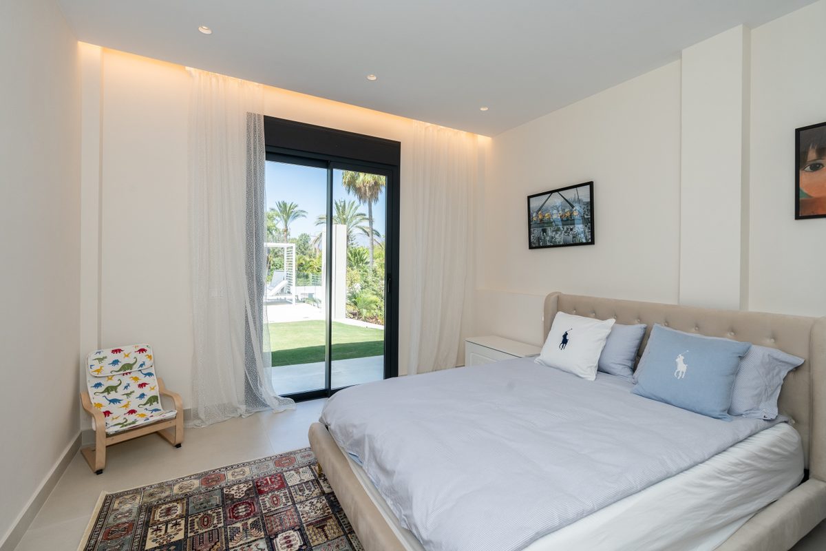 Bedroom with access to the outside